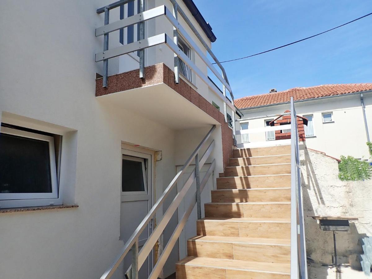 Apartment Maca Starigrad Paklenica Eksteriør billede